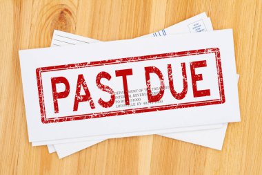 Bir ahşap masadaki vergi dairesine gönderilen iş zarfındaki son söz mesajı.