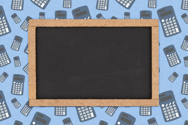 Blanco Grunge Schoolbord Met Houten Frame Met Rekenmachines Papieren Ondergrond — Stockfoto