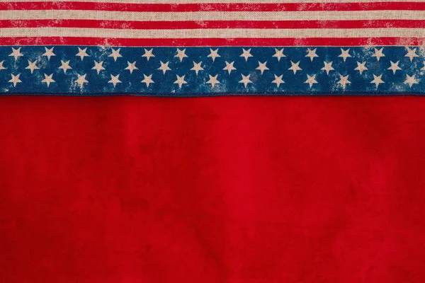 复古的美国明星和条纹在红色面料背景上的波纹带 为您的美国信息提供复制空间 — 图库照片