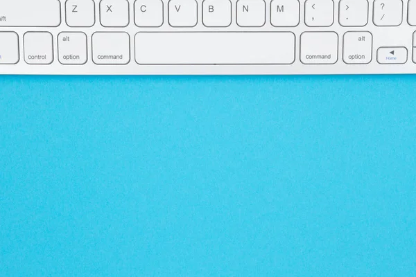 あなたの技術メッセージのコピースペースと青の背景にグレーのキーボード — ストック写真