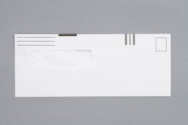 Boş iş zarfı mesajınız için gri model üzerinde izole edildi