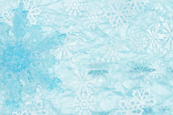 青い雪の結晶は メッセージやテクスチャとして使用するためのコピースペースを持つテクスチャ素材の背景を悩ませた — ストック写真