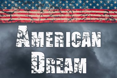 Amerikan Rüyası 'nın retro Amerikan yıldızları ve çizgili şerit bulutları ve fırtınalı gökyüzü içeren mesajı