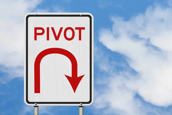 Pivot Verkeersbord Met Bocht Pijl Pictogram Met Wolkenlucht Rechtenvrije Stockafbeeldingen