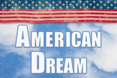 Amerikan Rüyası 'nın retro ABD yıldızları, şeritleri, bulutları ve gökyüzünü içeren mesajı.