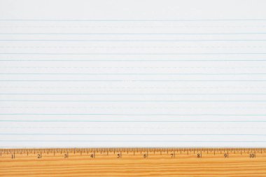 Okul mesajınız için fotokopi alanına sahip cetvel arkaplan içeren Retro çizgili okul kağıdı