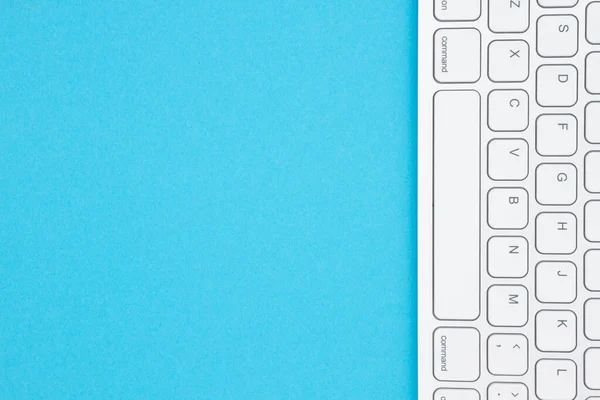 메시지를 공간이 파란색 배경의 키보드 — 스톡 사진