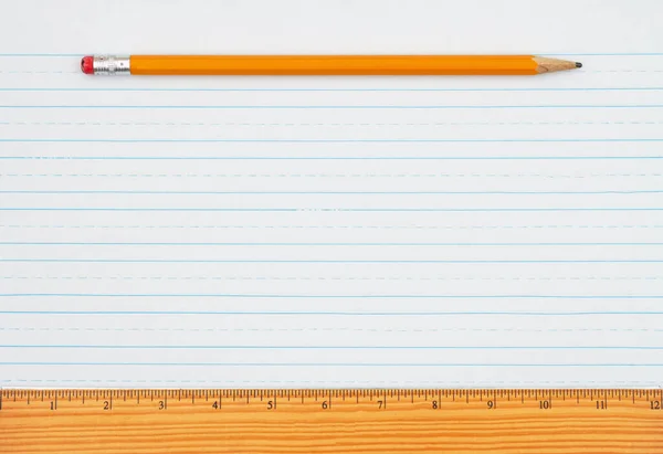 学校のメッセージのためのコピースペースと鉛筆と定規の背景を持つレトロな並んで学校の紙 — ストック写真