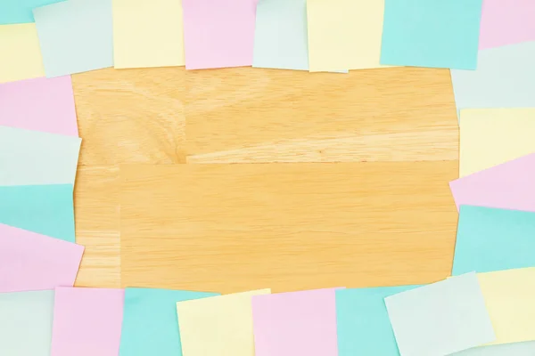 Klebriger Notizhintergrund Mit Mehrfarbigen Notizen Auf Einem Holz Schreibtisch Mit — Stockfoto