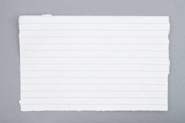 Üzerinde gri çizgiler olan beyaz not defteri kağıdı 