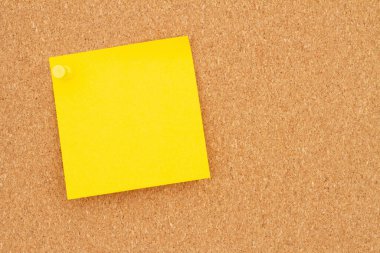 Okul veya ofis mesajınız için kopya alanı olan yapışkan notlu kahverengi desen mantar tahtası