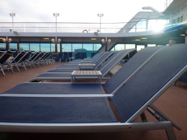 Cruise gemi güverte sandalyeleri dinlenmek yolcular için hazır. 