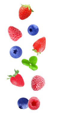 İzole uçan berry meyve. Düşen çilek, yaban mersini ve ahududu meyve paket tasarım öğesi ve reklam izole kırpma yolu ile beyaz arka plan üzerinde.