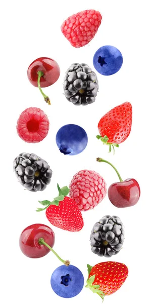 Karışık Meyveli uçan izole. Düşen blackberry, kiraz, çilek, ahududu ve yaban mersini meyve kırpma yolu ile beyaz arka plan üzerinde paket tasarım öğesi ve reklam izole.