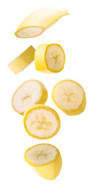 Muz uçan izole. Paket tasarım öğesi ve reklam izole kırpma yolu ile beyaz arka plan üzerinde yedi düşen slised Muz meyve.