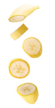 Muz uçan izole. Paket tasarım öğesi ve reklam izole kırpma yolu ile beyaz arka plan üzerinde beş düşen muz meyve.