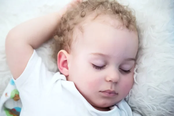 Schlafender Kleiner Junge Nahaufnahme Porträt Eines Schönen Schlafenden Jungen Bett — Stockfoto