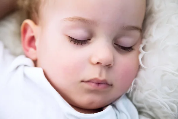 Sovande Pojke Närbild Porträtt Vacker Sovande Pojke Sängen Nyfödda Barndom — Stockfoto