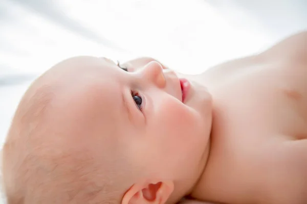 Süßer Kleiner Junge Mit Freundlicher Haltung Spielt Weißen Sonnigen Schlafzimmer — Stockfoto