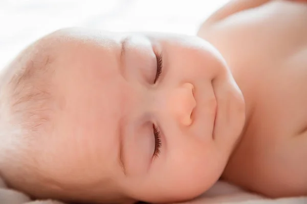 Menino Que Dorme Confortavelmente Cama Branca Retrato Perto Lindo Menino — Fotografia de Stock