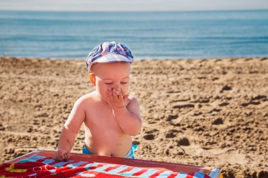 Şirin bebek çocuk kumsalda oynarken