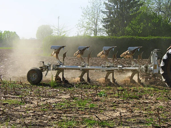 Traktor, pracující na poli v letním dni — Stock fotografie