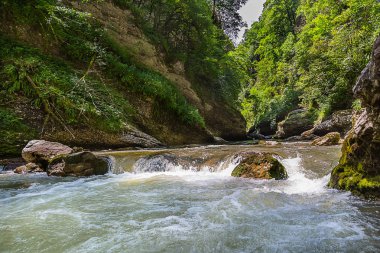 Güzel doğal vahşi sahne, küçük nehir dağ kanyonda acele. Guam görünümünü geçit, Krasnodar bölgesi, Rusya Federasyonu.