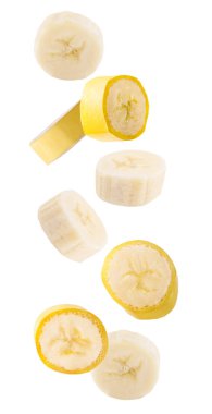 İzole uçan meyveler. Paket tasarım öğesi ve reklam izole kırpma yolu beyaz zemin üzerine düşen muz.