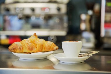 Yakın çekim espresso ve kruvasan masada üzerinde bar. Profesyonel kahve bira