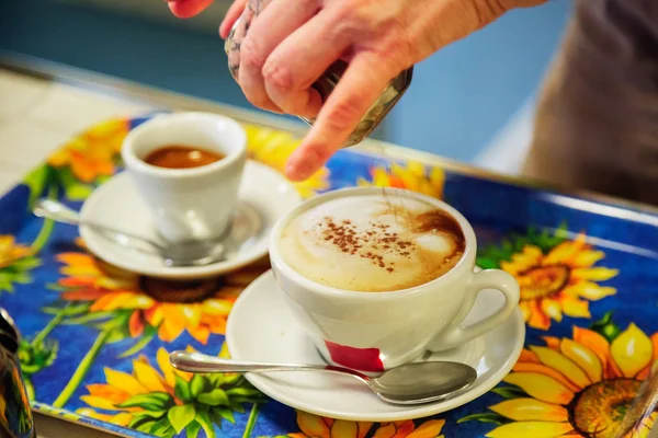 Közelkép Eszpresszó Cappuccino Asztalon Bárban Professzionális Kávéfőző — Stock Fotó