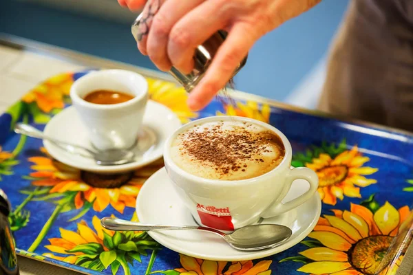 Közelkép Eszpresszó Cappuccino Asztalon Bárban Professzionális Kávéfőző — Stock Fotó