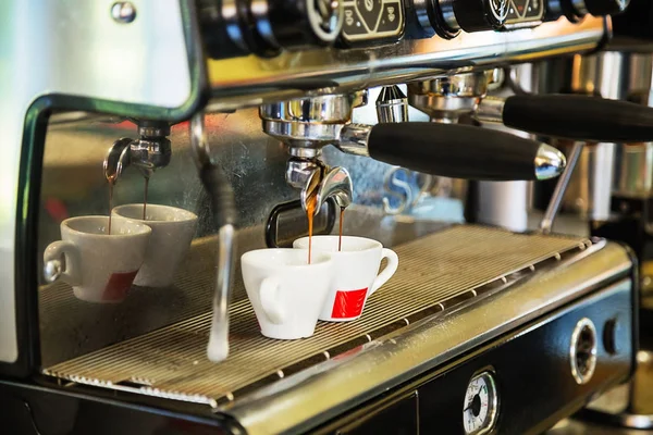 Primer Plano Del Espresso Que Vierte Máquina Café Cervecería Café — Foto de Stock