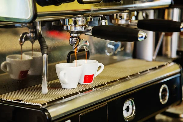 Primer Plano Del Espresso Que Vierte Máquina Café Cervecería Café — Foto de Stock