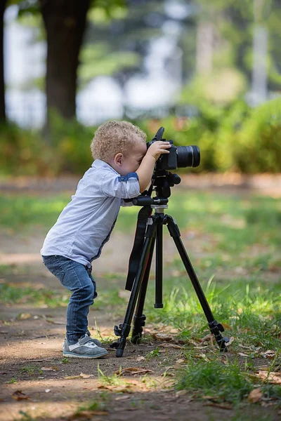 Dva Roky Starý Chlapec Fotograf Dítě Drží Kameru Stativ Trvá — Stock fotografie
