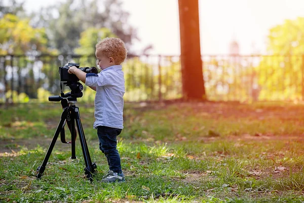 Dva Roky Starý Chlapec Fotograf Dítě Drží Kameru Stativ Trvá — Stock fotografie