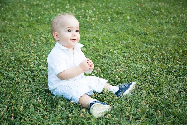 Malé dítě kluk blond oblečený v bílé košili, pózuje pro fotografie — Stock fotografie