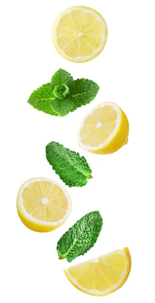 Lemon terbang dan daun mint terisolasi pada latar belakang putih — Stok Foto