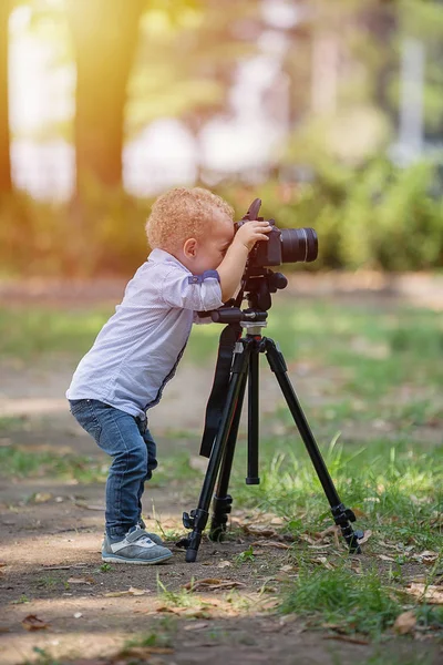 Dva Roky Starý Chlapec Fotograf Dítě Drží Kameru Stativ Trvá — Stock fotografie