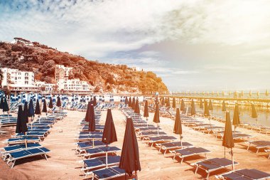 Boş kumlu plaj, Lacco Ameno, Ischia Adası, İtalya.