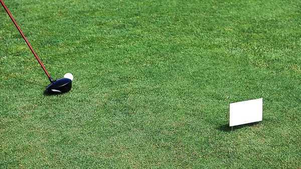 Чиппинг мяч для гольфа на зеленый с клюшкой для гольфа — стоковое фото