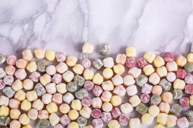 Taze gnocchi kopya alanı ile yukarıdan izlendi. Taze ev yapımı patates, ıspanak ve pancar köfte yemek için hazır. Vegan Italyan Mutfagi.