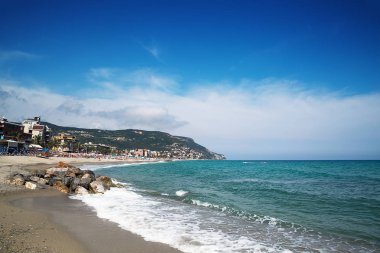 Güzel deniz manzarası. Çakıl Plajı ve Liguria, İtalya gün güneşli yaz açık mavi su.