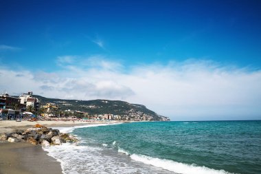 Güzel deniz manzarası. Çakıl Plajı ve Liguria, İtalya gün güneşli yaz açık mavi su.