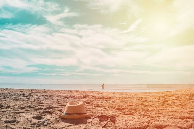 Sunglass ve kum turkuaz denize karşı kapakta. Tropikal bir plajda Turizm ve tatil kavramı. Güneşli günde mutlu plaj.