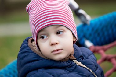 Sevimli küçük çocuk çocuk sıcak sonbahar giysileri üç tekerlekli bisiklet ile eğleniyor. Etkin boş çocuklarla. Çocuklarla açık etkin boş.