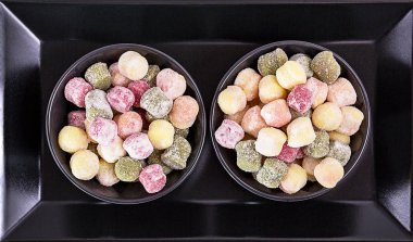 Taze gnocchi kopya alanı ile yukarıdan izlendi. Taze ev yapımı patates, ıspanak ve pancar köfte yemek için hazır. Vegan Italyan Mutfagi.