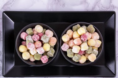 Taze gnocchi kopya alanı ile yukarıdan izlendi. Taze ev yapımı patates, ıspanak ve pancar köfte yemek için hazır. Vegan Italyan Mutfagi.