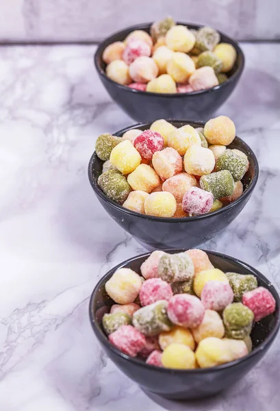 Taze gnocchi kopya alanı ile yukarıdan izlendi. Taze ev yapımı patates, ıspanak ve pancar köfte yemek için hazır. Vegan Italyan Mutfagi.