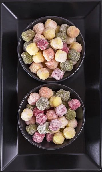 Taze gnocchi kopya alanı ile yukarıdan izlendi. Taze ev yapımı patates, ıspanak ve pancar köfte yemek için hazır. Vegan Italyan Mutfagi.