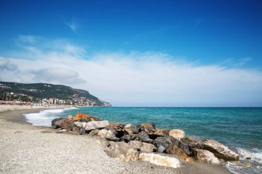 Güzel doğal manzara sahil ve mavi deniz doku ön planda. Pietra Ligure, Liguria, Genova bölge, İtalyan Rivierası